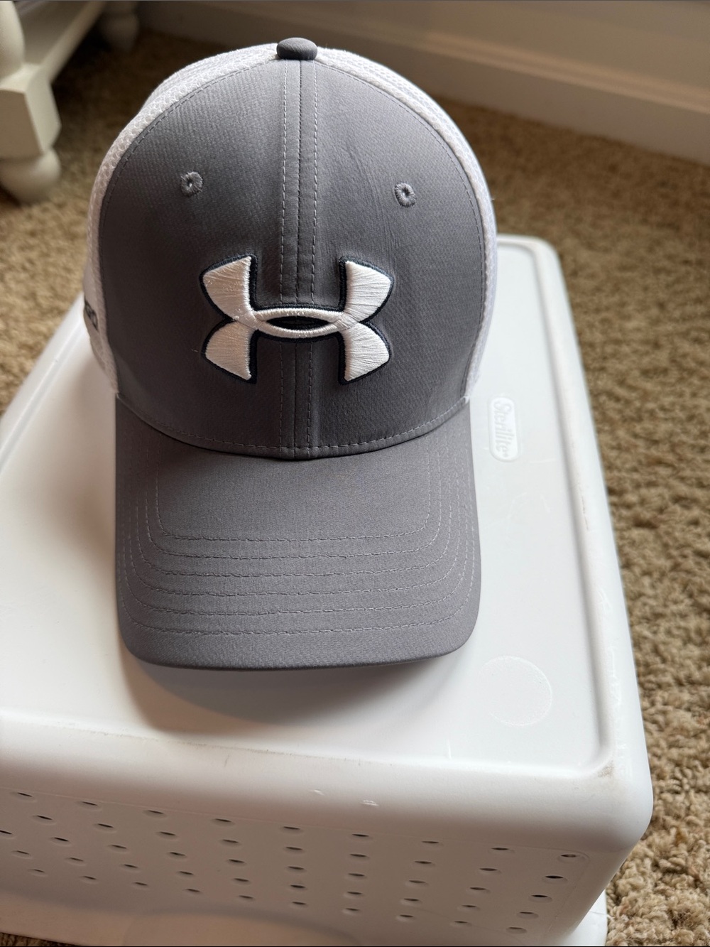 Under Armour Gray and White golf hat with Raised Logo
